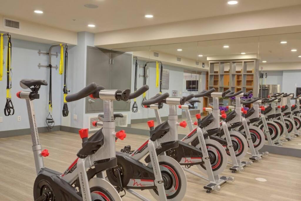 Centrally Located Apartments With Free Parking เกลนเดล ภายนอก รูปภาพ